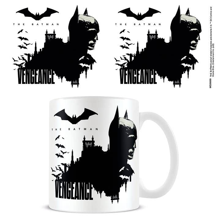Taza blanca con silueta de Batman, horizonte de Gotham City y la palabra Vengeance.