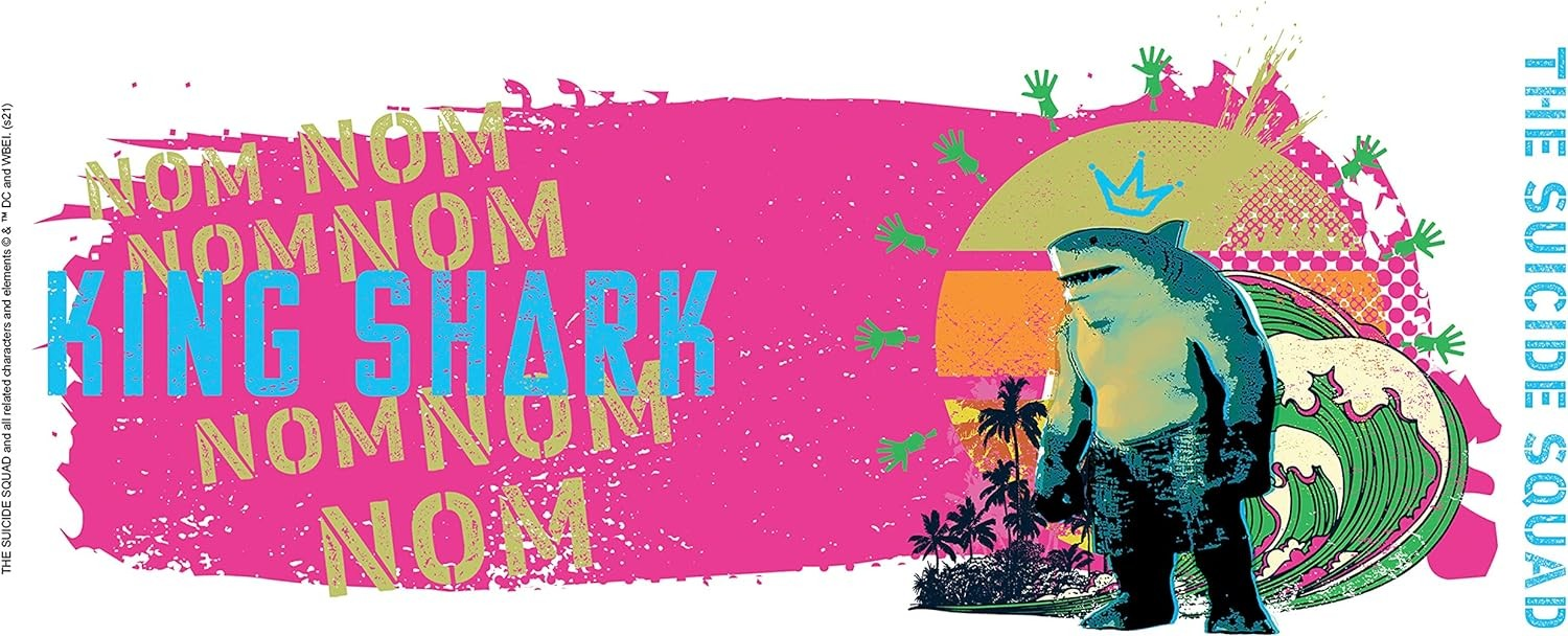 Gráfico con King Shark, textos NOM NOM y KING SHARK en fondo rosa con escena de playa.