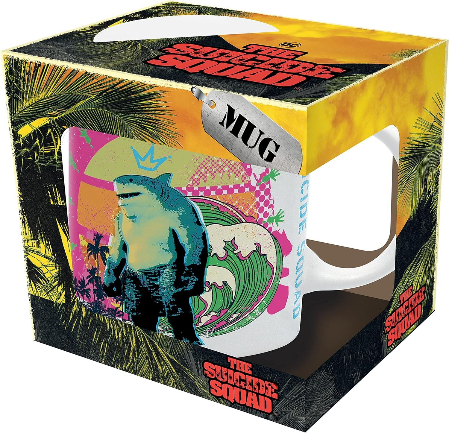 Una taza de Suicide Squad en su caja con gráfico de King Shark y elementos tropicales.