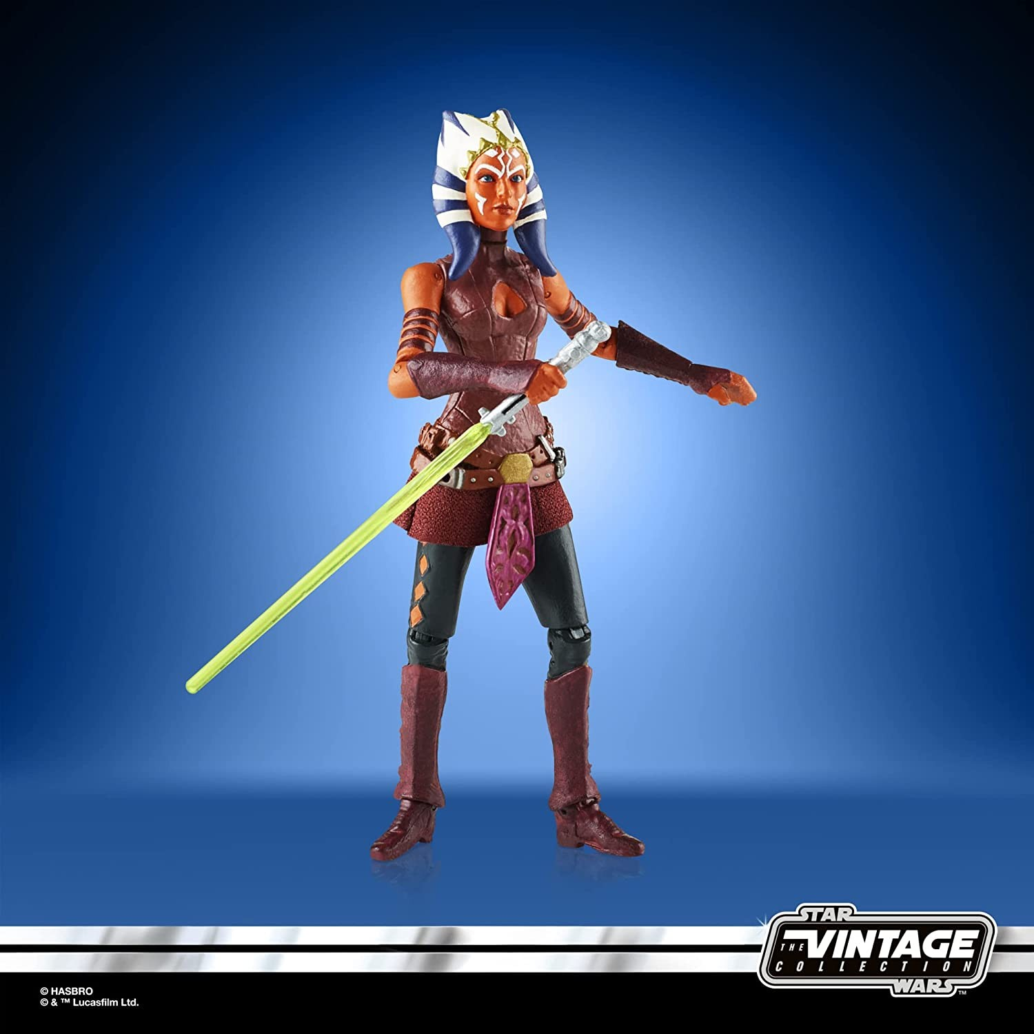 Figurka akcji Ahsoka Tano trzymająca zielony miecz świetlny na niebieskim tle, The Vintage Collection.