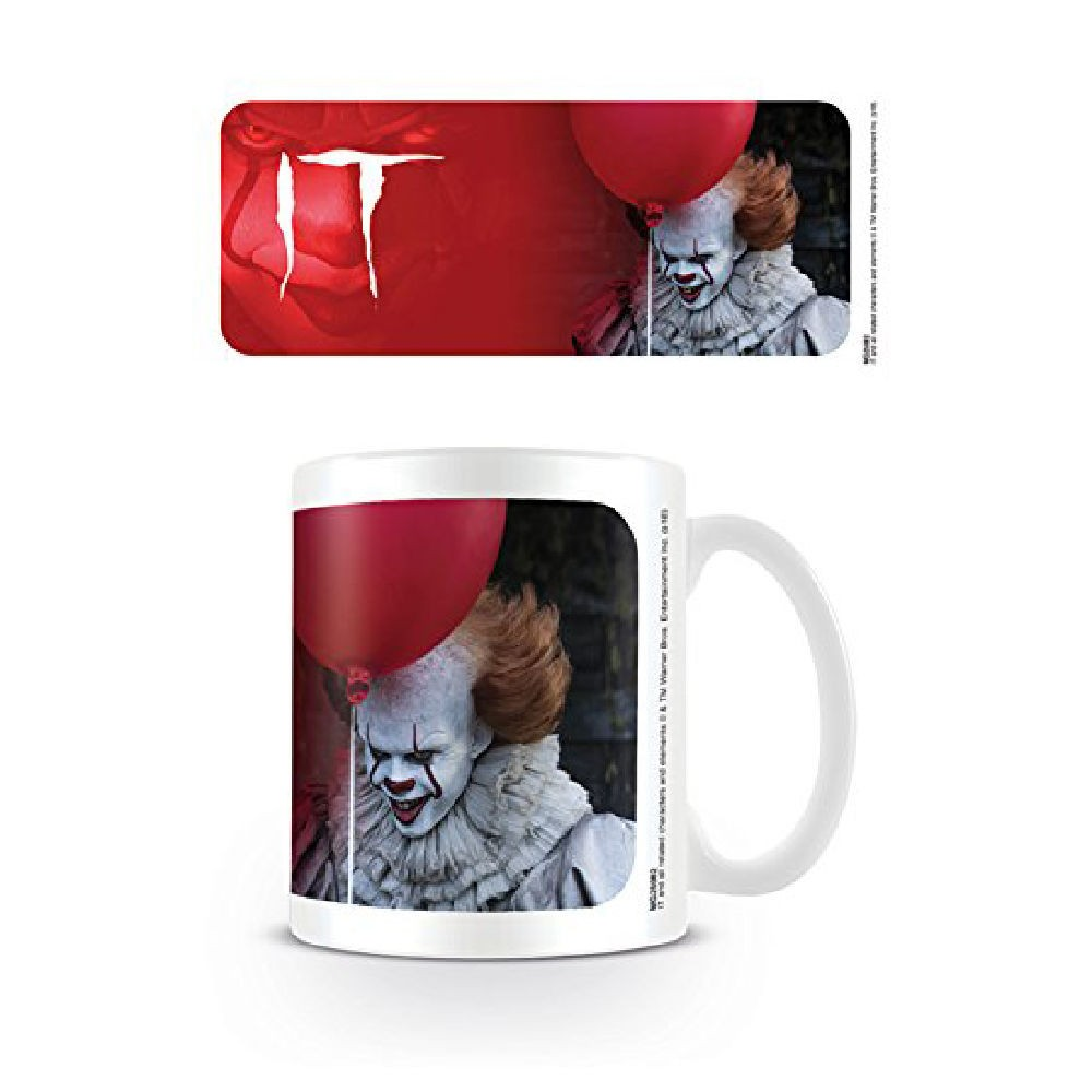 Una taza blanca con el payaso terrorífico Pennywise de IT sosteniendo un globo rojo.