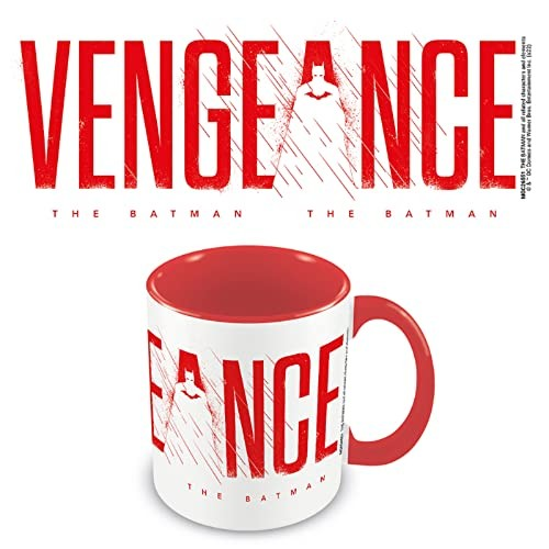 Una taza de café blanca con borde rojo y texto de Vengeance y Batman.