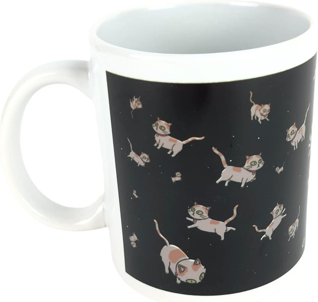 Una taza blanca con un estampado negro de pequeños gatos estilo dibujos animados flotando sobre un fondo oscuro.