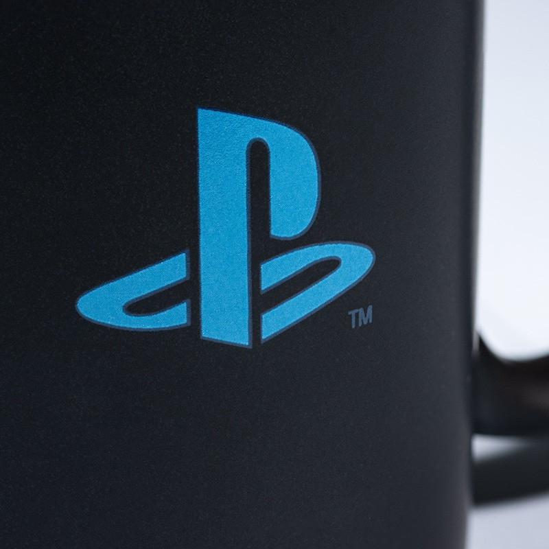Un logotipo azul de PlayStation en la parte delantera de una taza negra.
