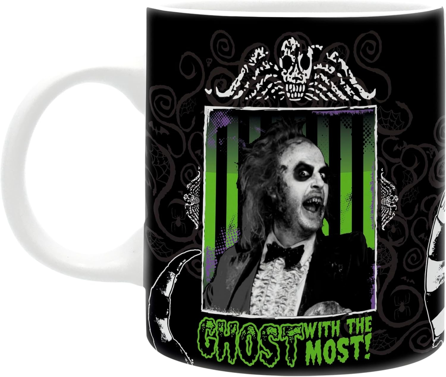 Taza negra con Beetlejuice, un fondo de rayas verdes y negras, y el texto Ghost with the Most.