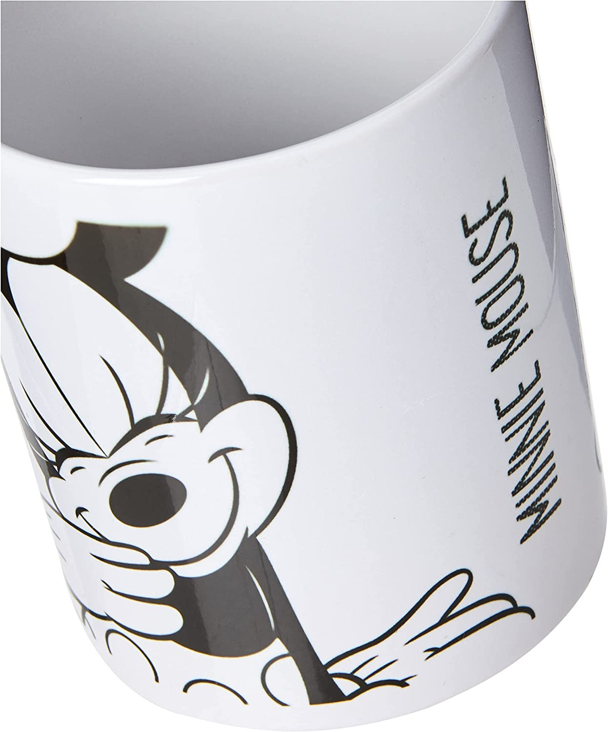Una taza blanca muestra una ilustración en blanco y negro de Minnie Mouse y el texto Minnie Mouse verticalmente.