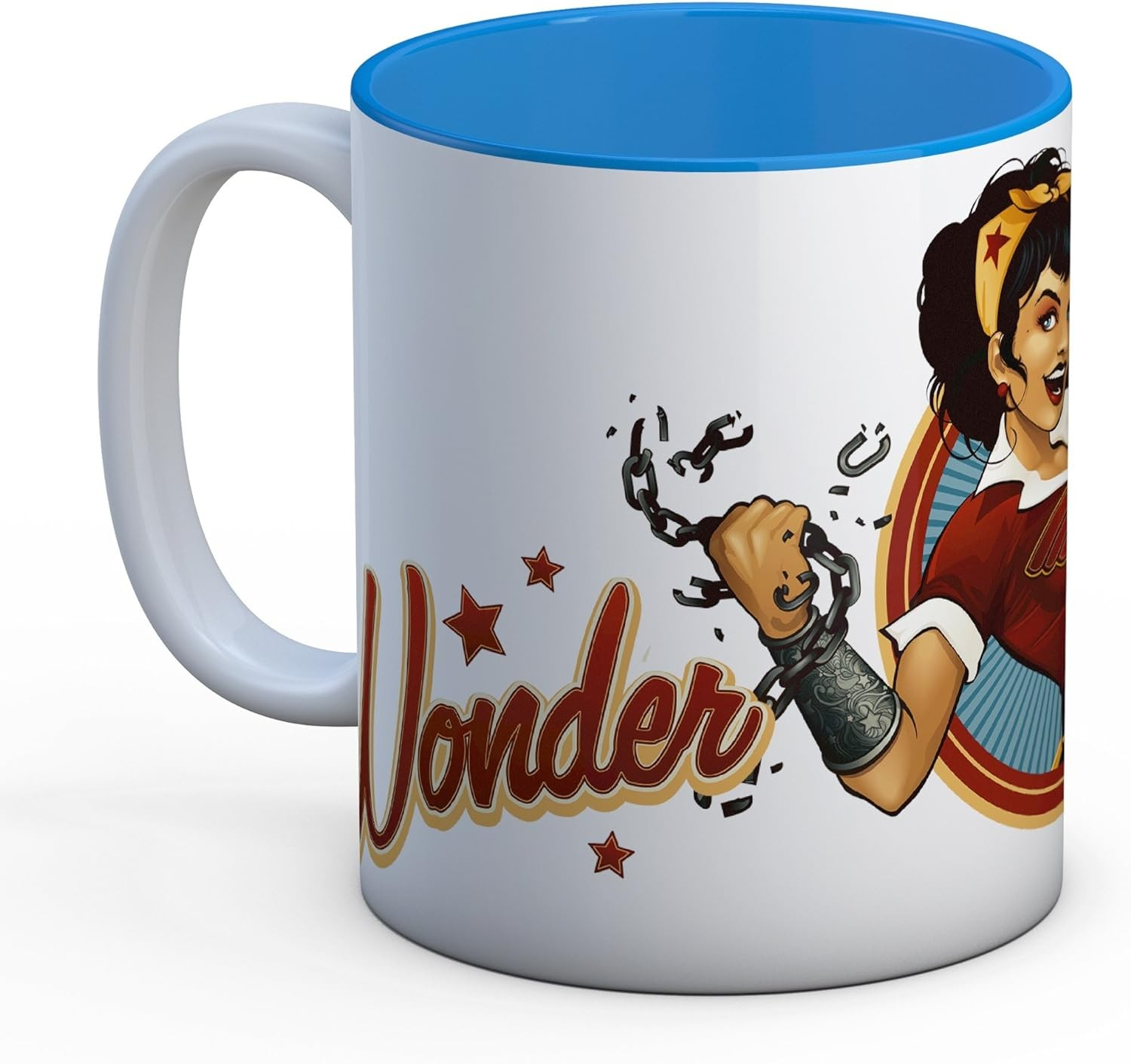 Una taza blanca con interior azul muestra a una mujer pin-up rompiendo cadenas y estrellas rojas.
