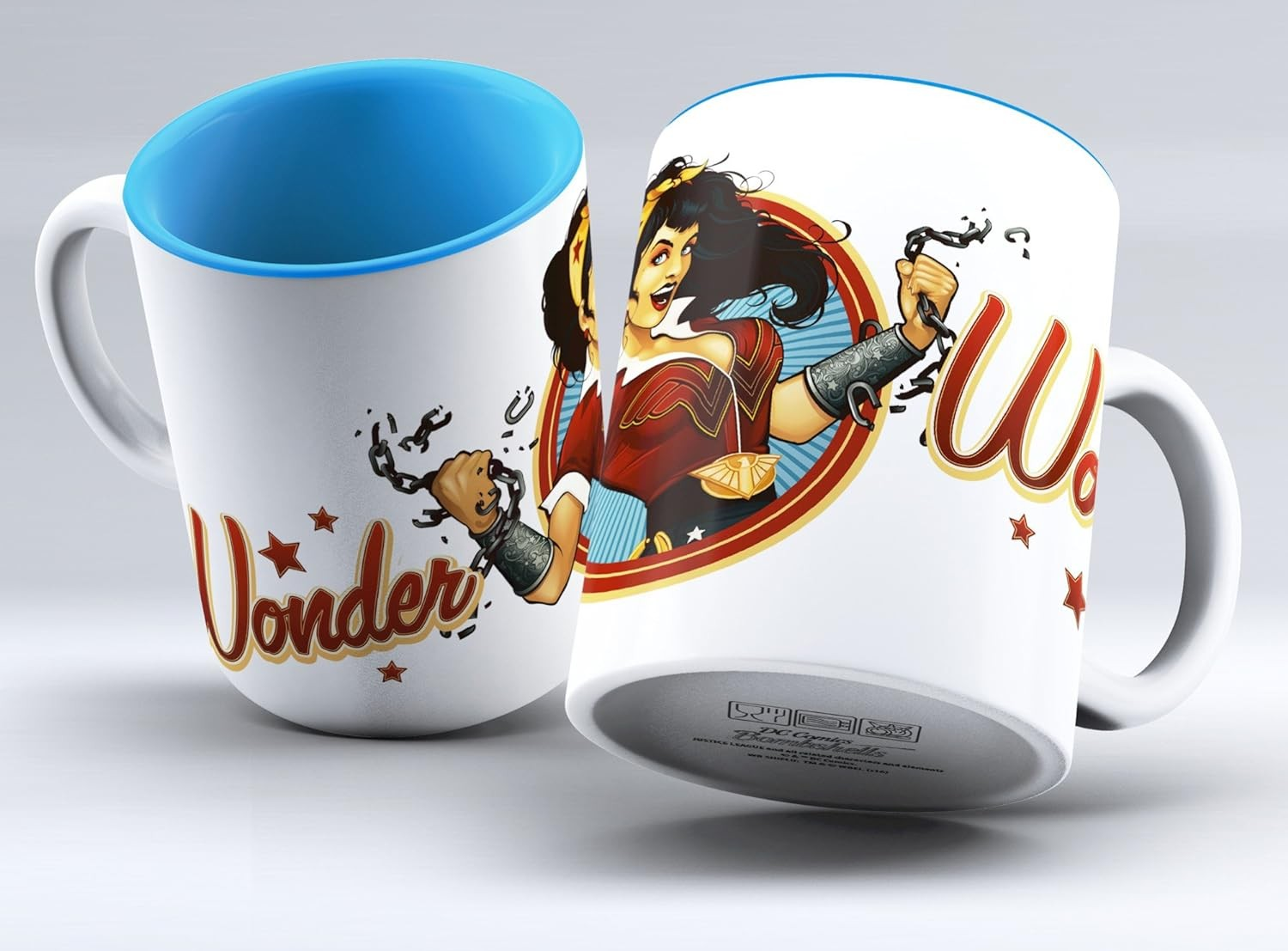 Taza de café blanca con interior azul, decorada con una ilustración de Wonder Woman y cadenas rotas.