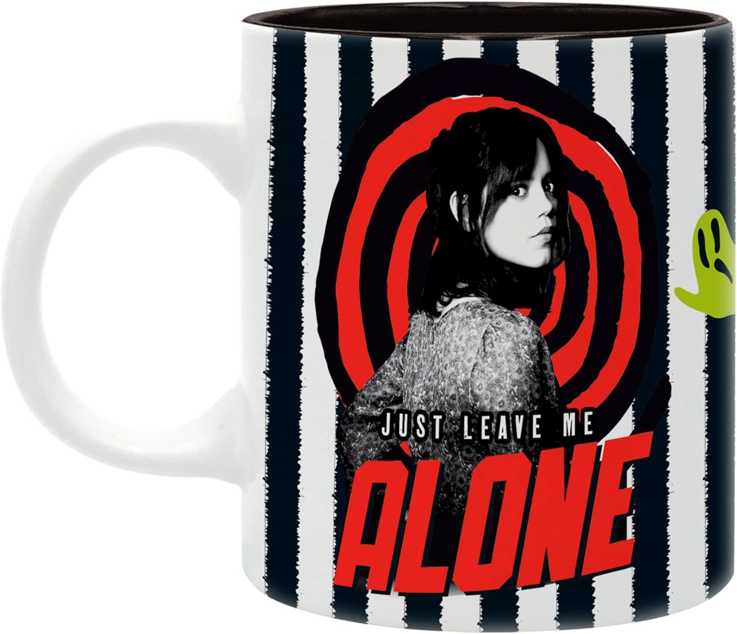 Una taza blanca con borde negro muestra a una mujer, círculos rojos, rayas negras y el texto "Just Leave Me Alone".