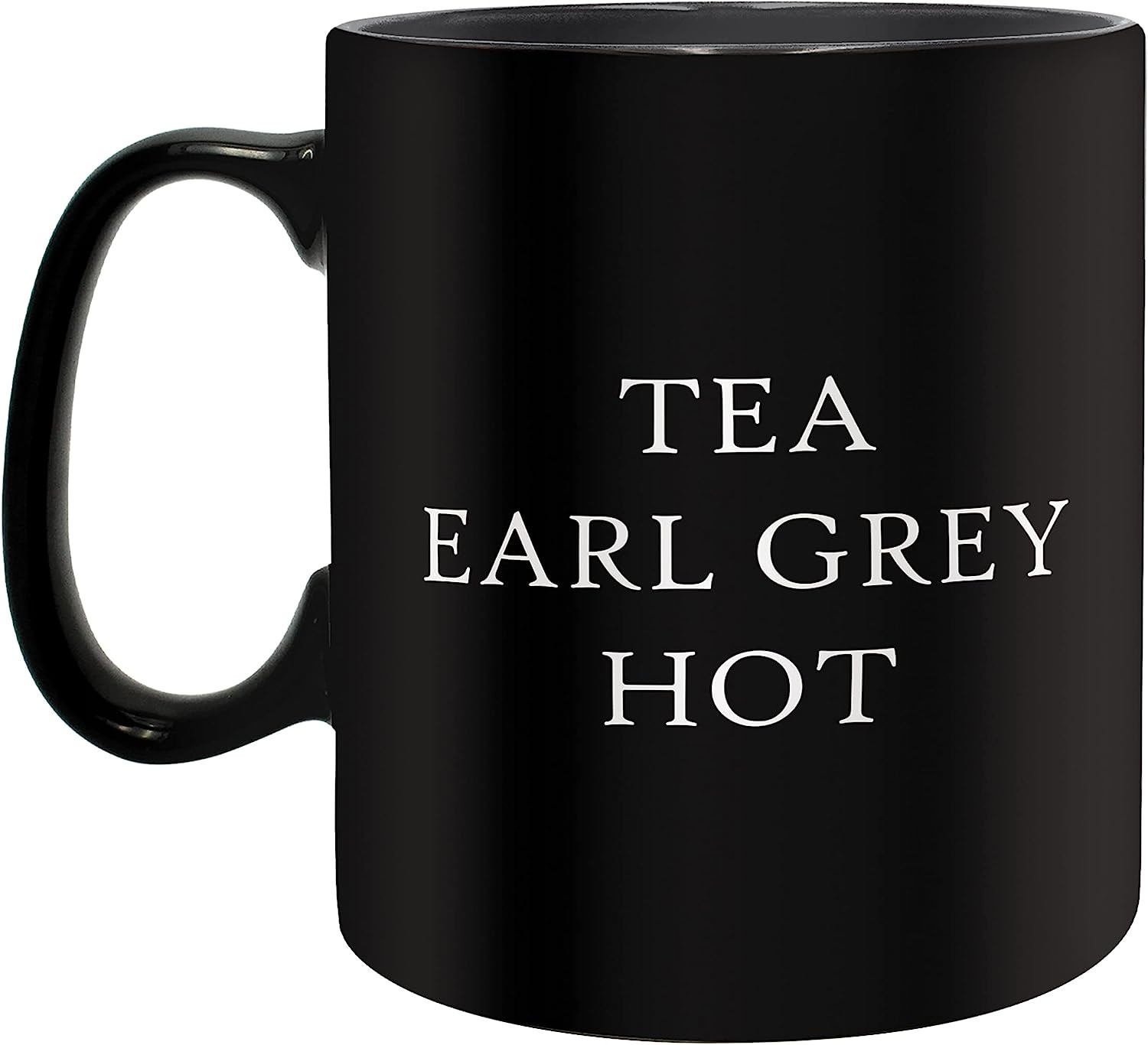 Una taza negra con el texto blanco TEA EARL GREY HOT sobre un fondo blanco.