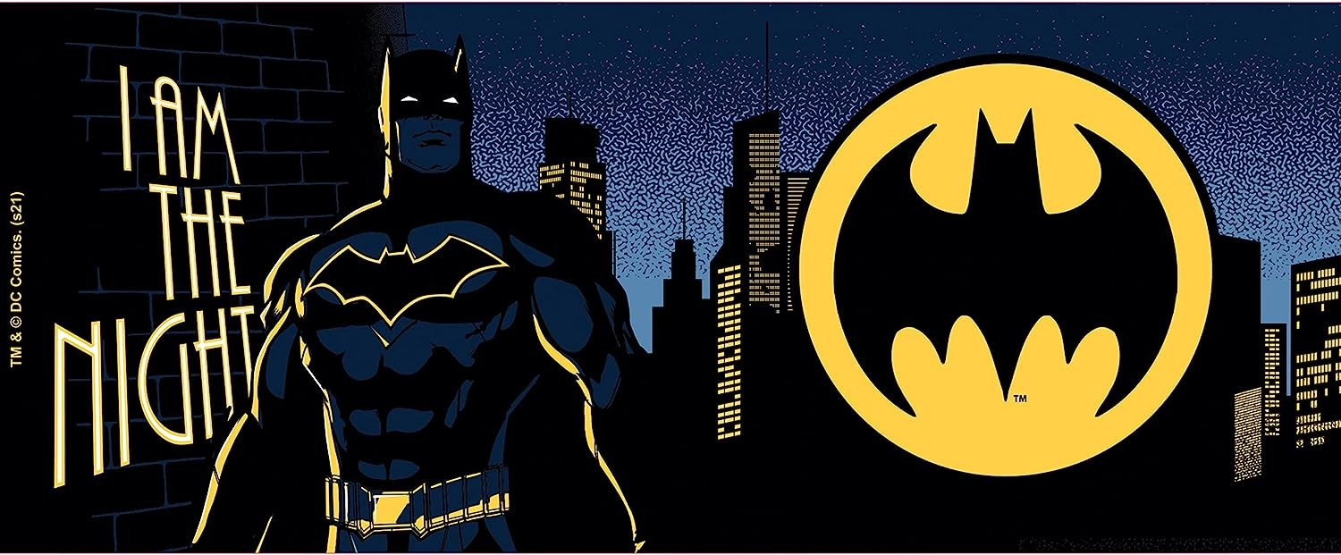 Batman se encuentra ante un horizonte nocturno con el gran símbolo de murciélago amarillo.