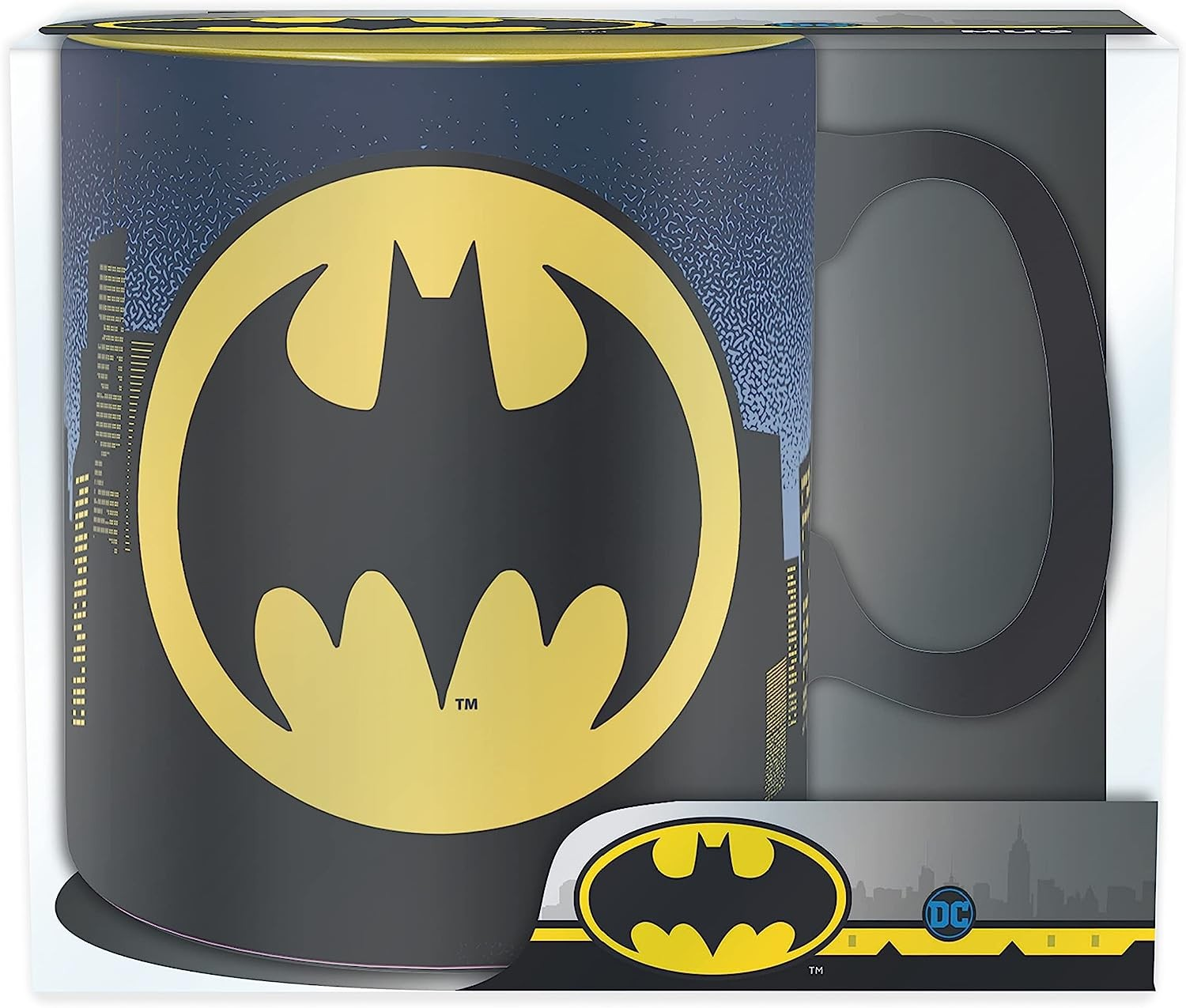 Una taza negra de Batman con logotipo amarillo y horizonte de Gotham en su empaque original.