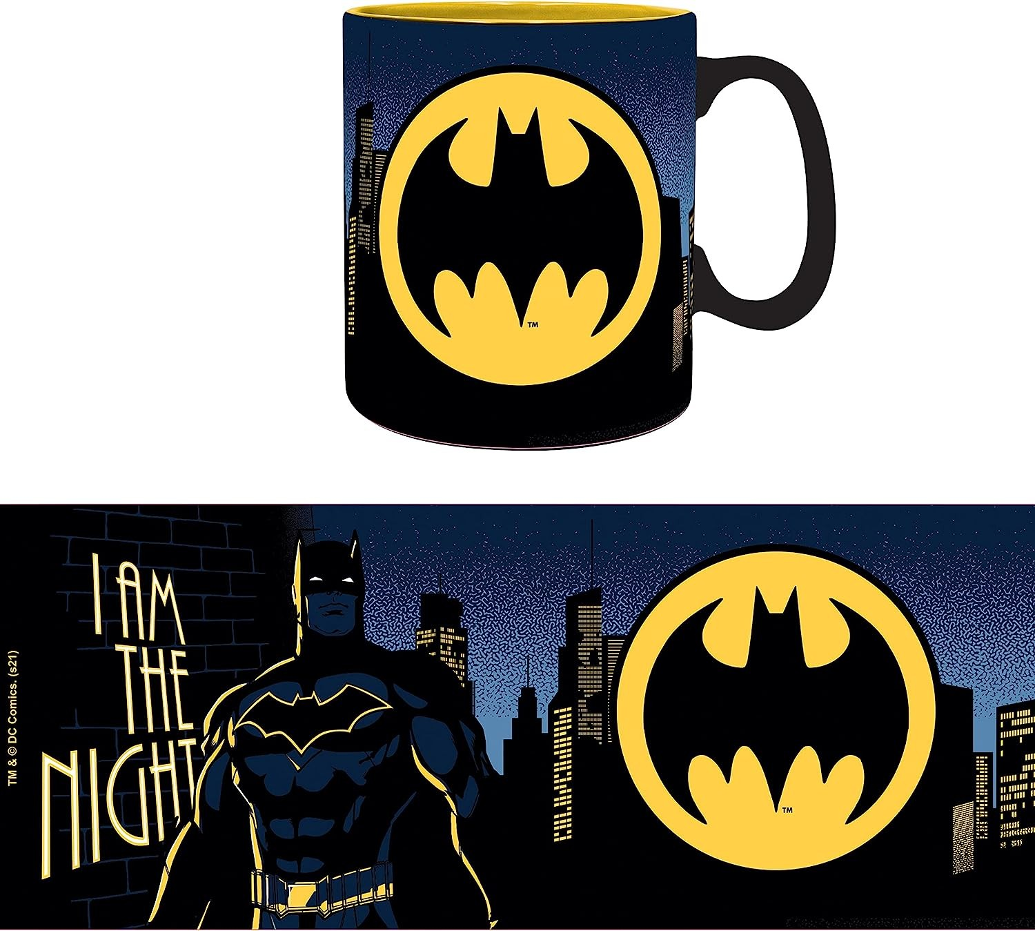 Una taza de Batman con el logo amarillo y negro y el texto Soy la noche frente a un horizonte urbano.