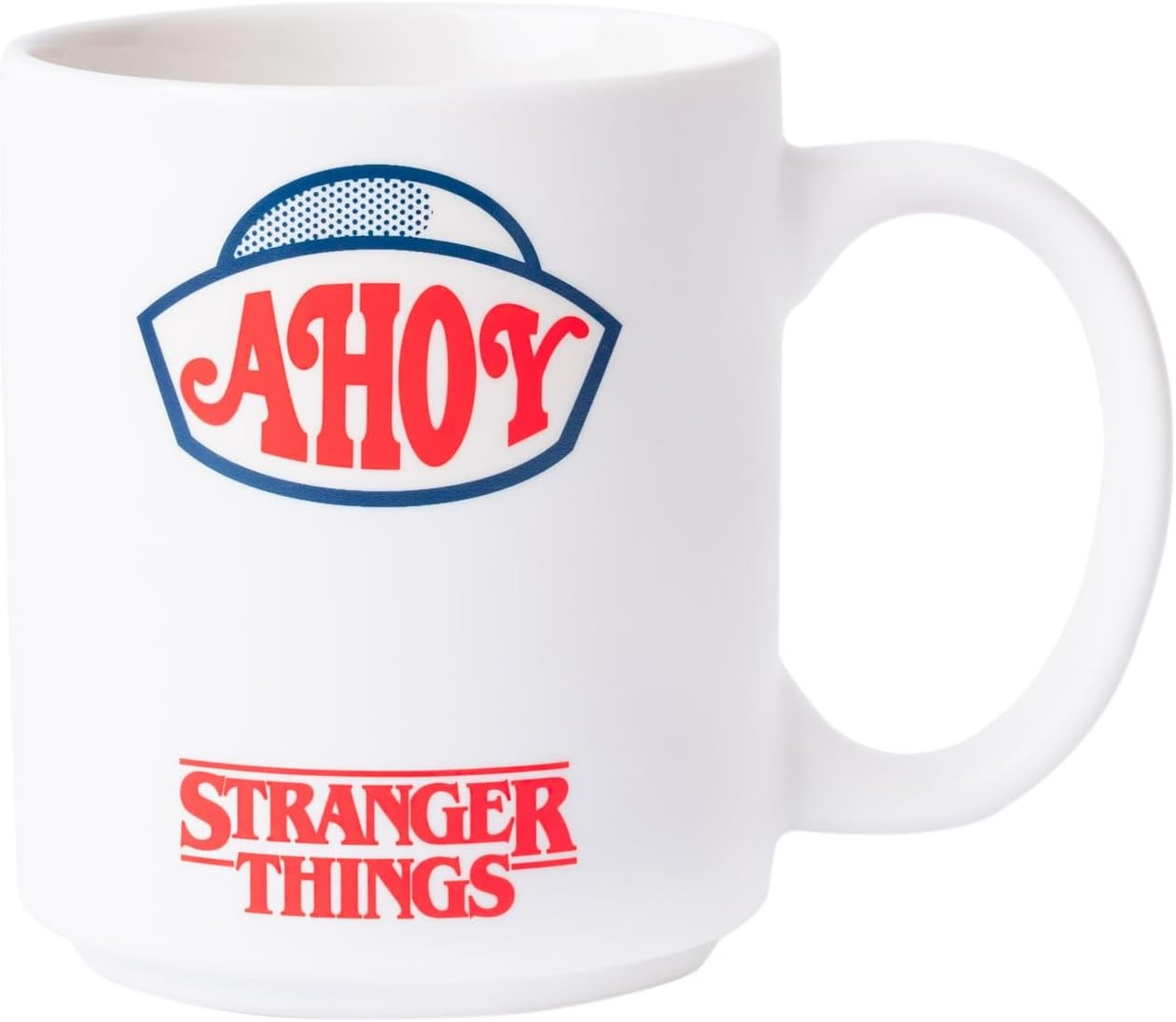Una taza blanca con los logotipos de AHOY y Stranger Things.