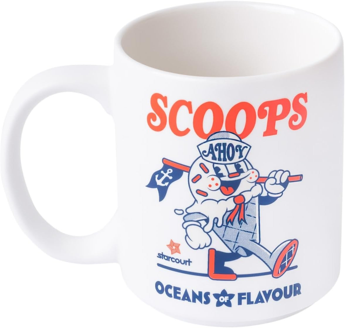 Una taza de cerámica blanca con un gráfico de Scoops Ahoy, un personaje de cono de helado, texto y un logo de ancla.