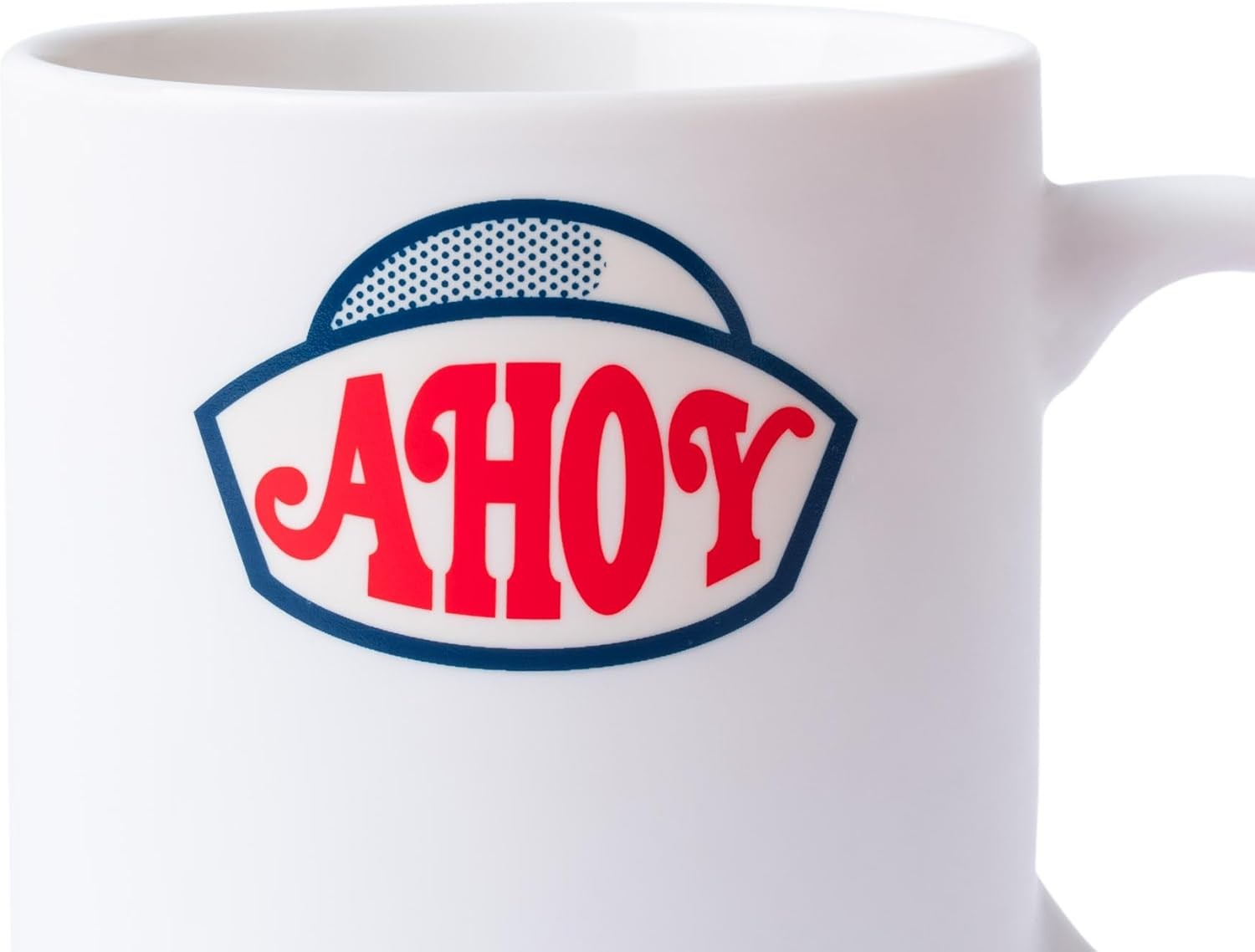 Una taza de cerámica blanca con el texto azul y rojo AHOY dentro de un marco azul.