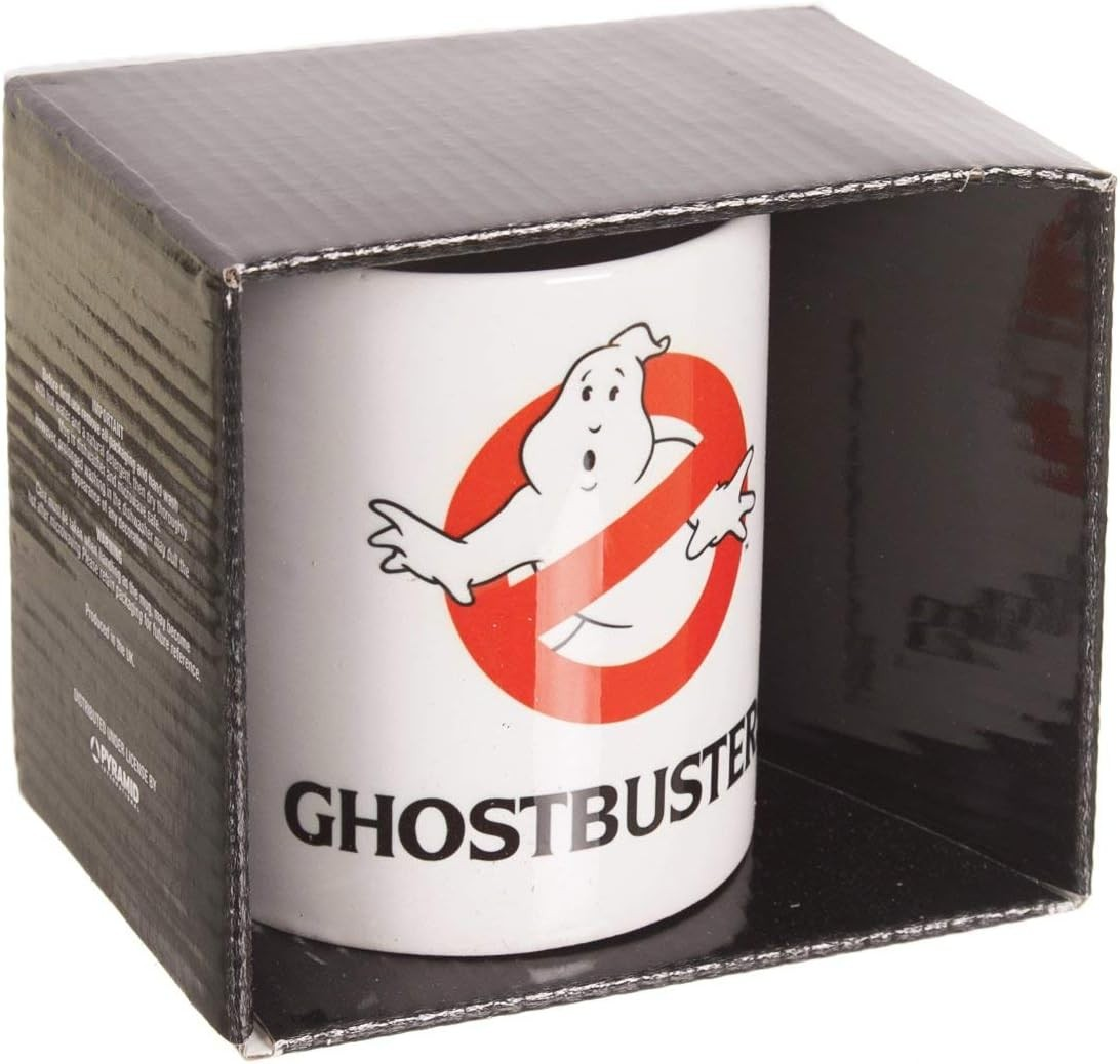Una taza blanca de Ghostbusters con el logo clásico dentro de una caja negra.