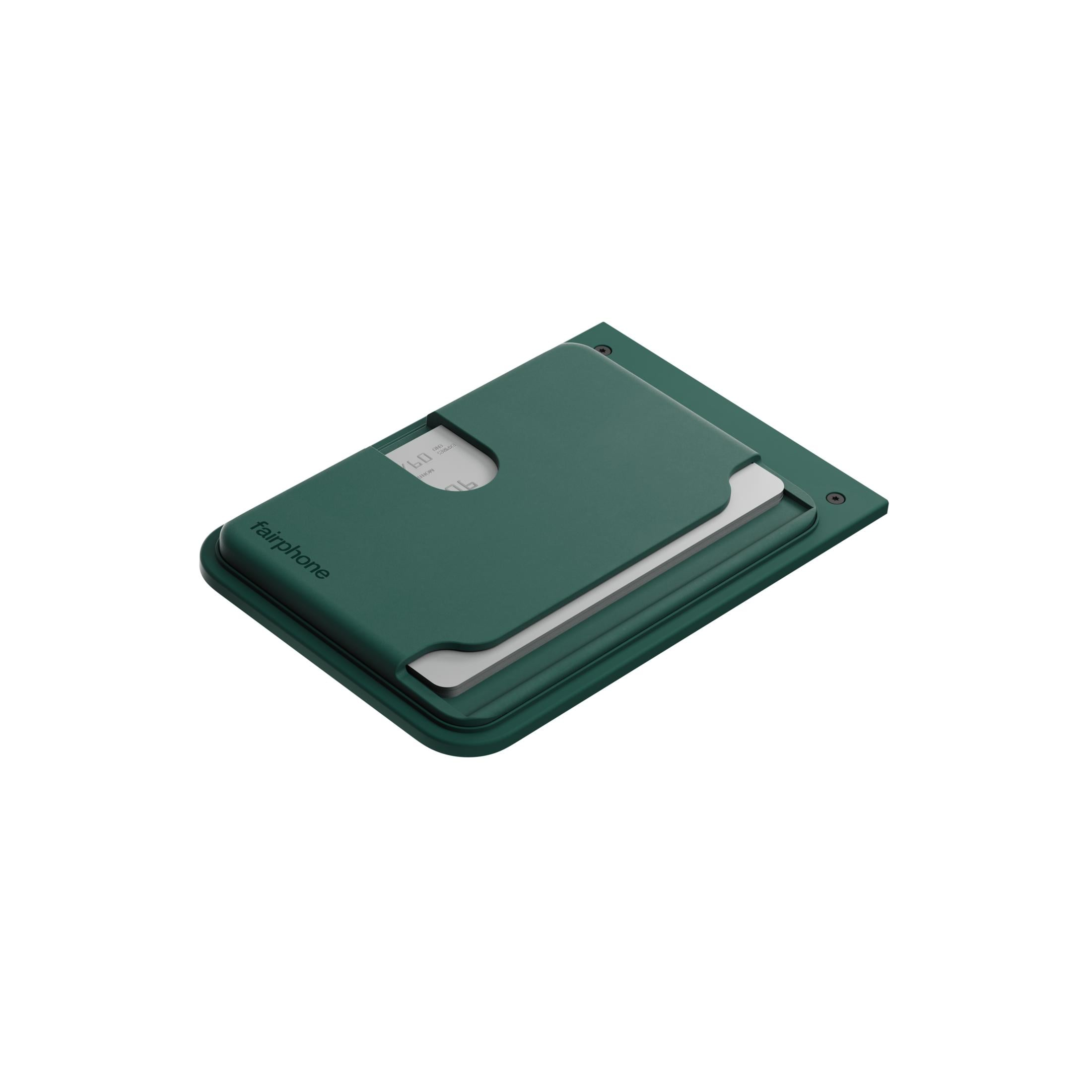 Dunkelgrüner Fairphone Kartenhalter mit eingelegten Karten auf weißem Hintergrund.