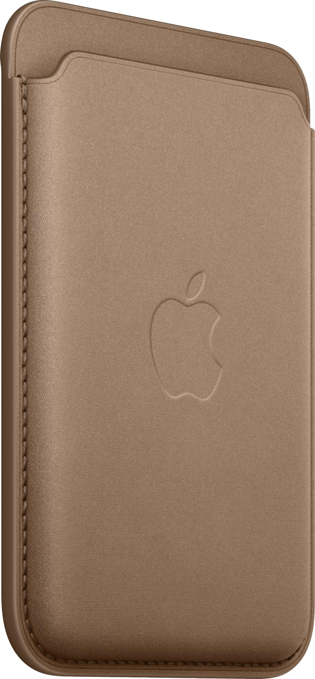 Una custodia in pelle marrone con il logo Apple impresso sul davanti su sfondo neutro.