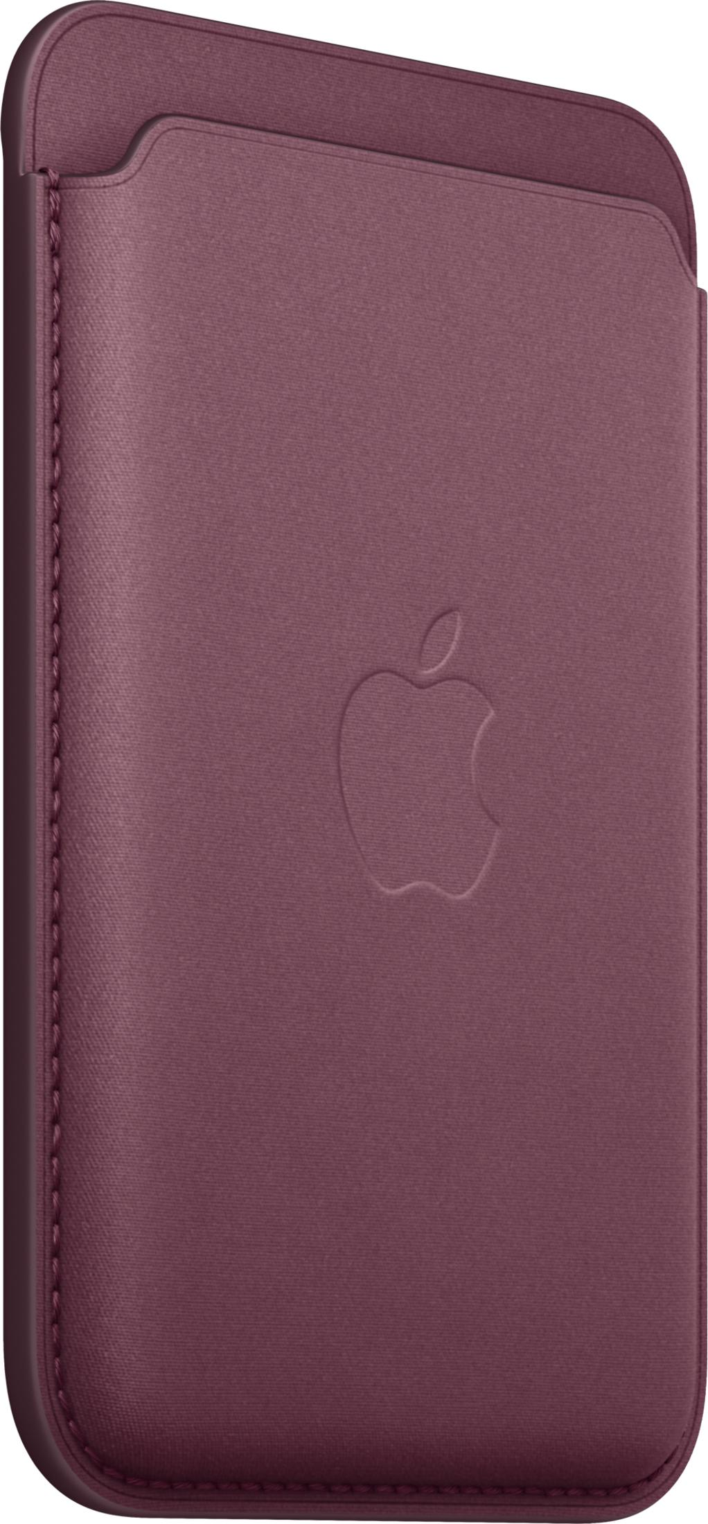 Nahaufnahme einer dunkelrosa MagSafe Lederbrieftasche für das iPhone mit eingeprägtem Apple-Logo.