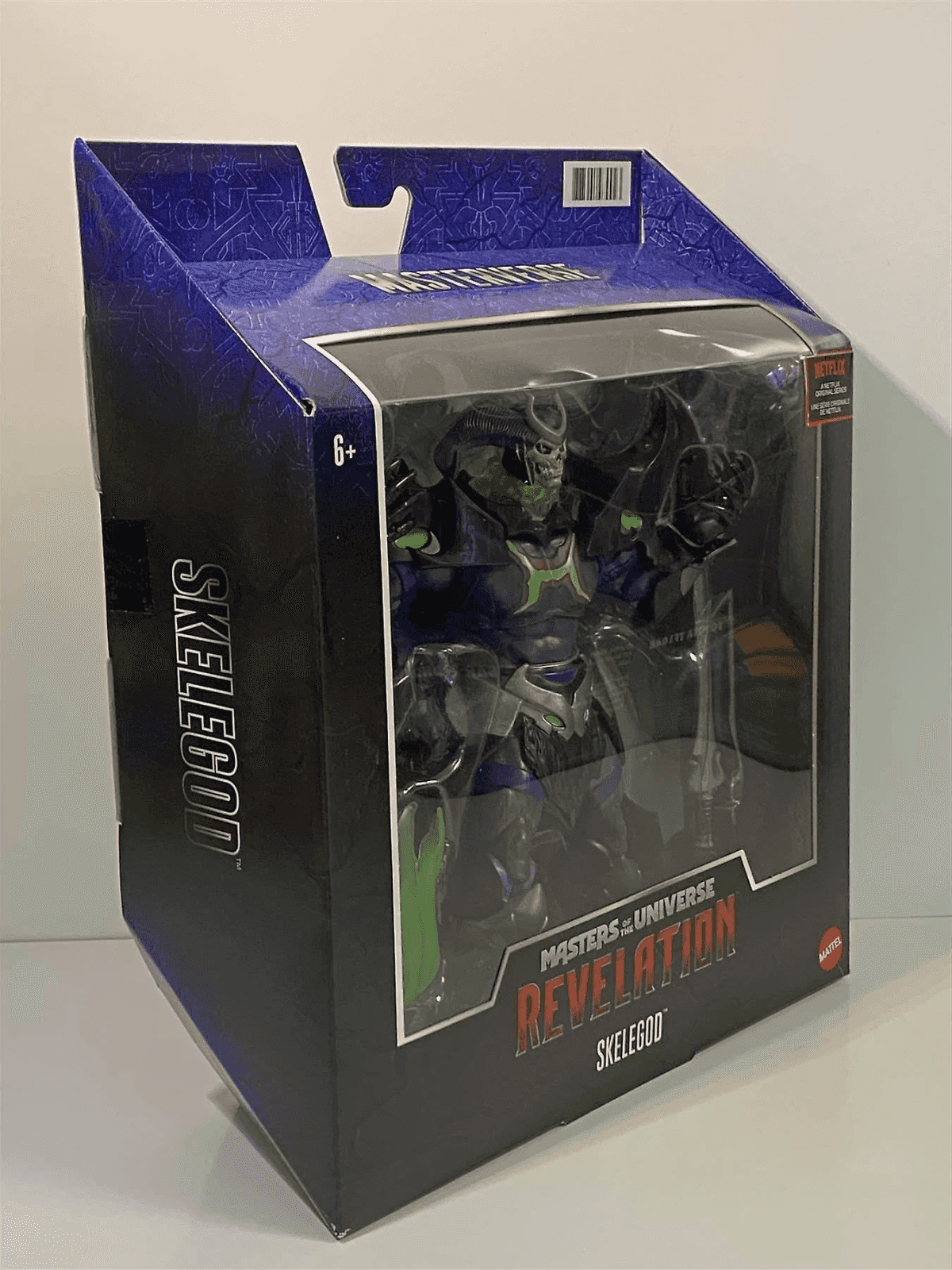 Figura de acción Skelegod de Masters of the Universe Revelation en caja azul y negra sin abrir.