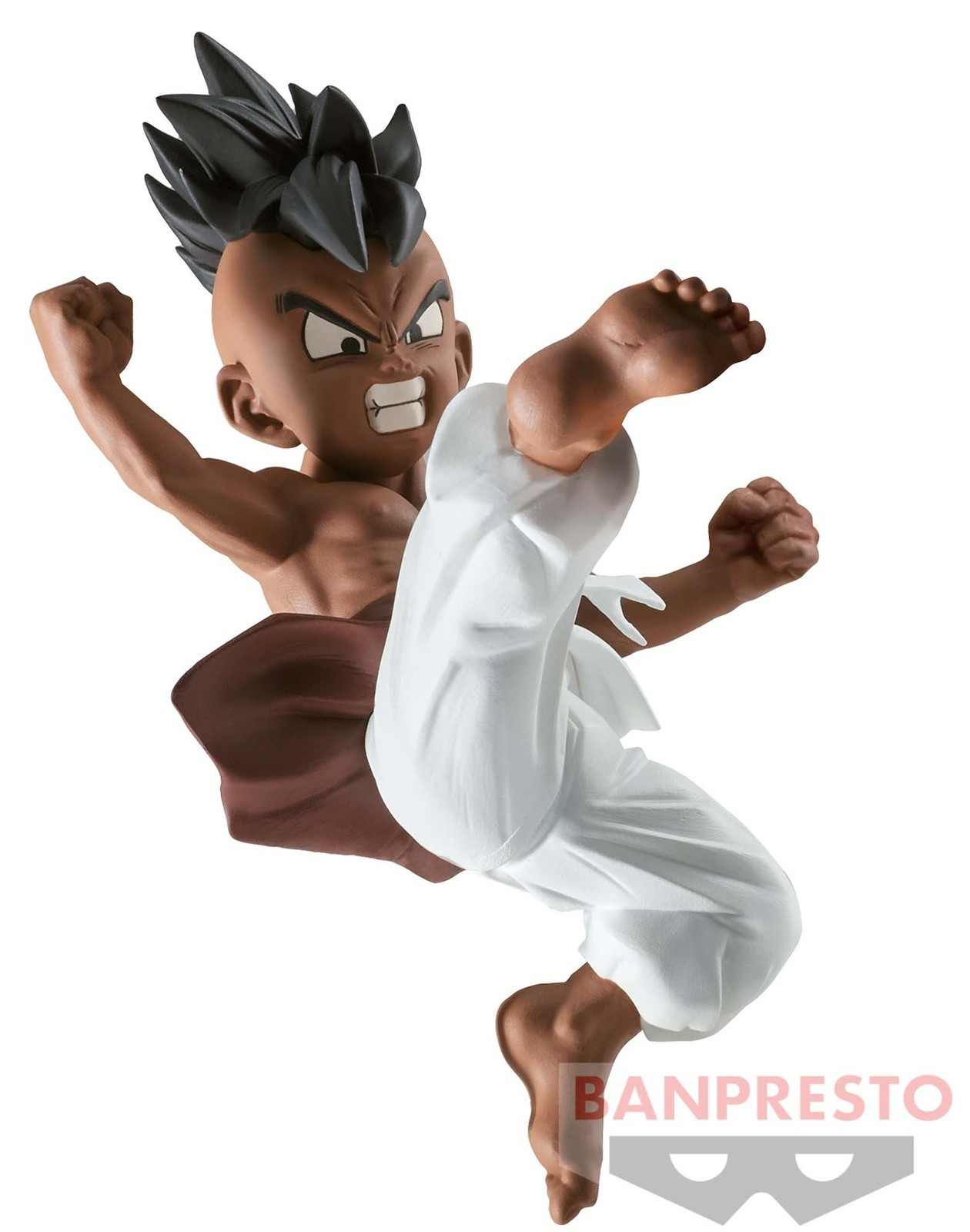 Una figura de un joven artista marcial en pose de acción, con pantalones blancos y taparrabos marrón, sobre fondo blanco.
