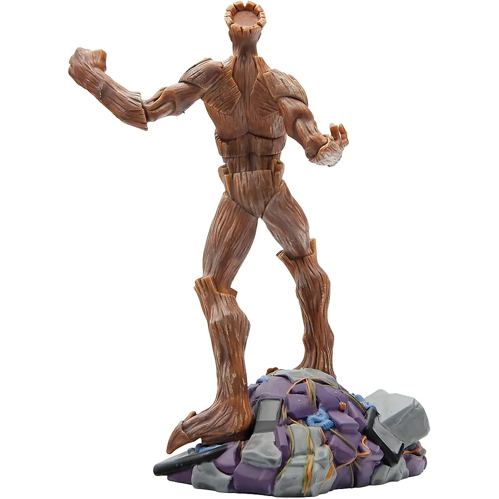 Vista trasera de una figura de árbol marrón sobre una base de escombros púrpuras con los brazos extendidos.