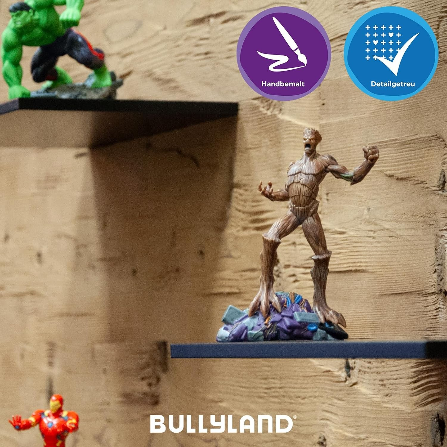 Una figura de Groot en un estante, rodeada de otros héroes de Marvel frente a una pared de madera.