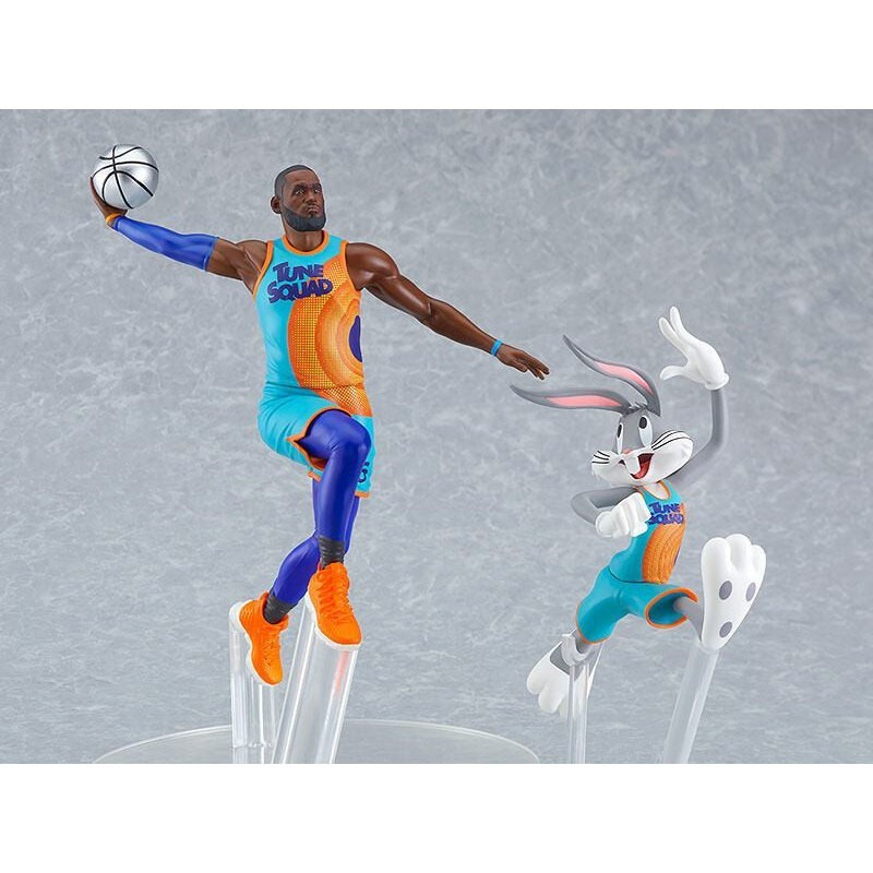 Figuras de acción de LeBron James y Bugs Bunny con camisetas de Tune Squad saltando en soportes transparentes.