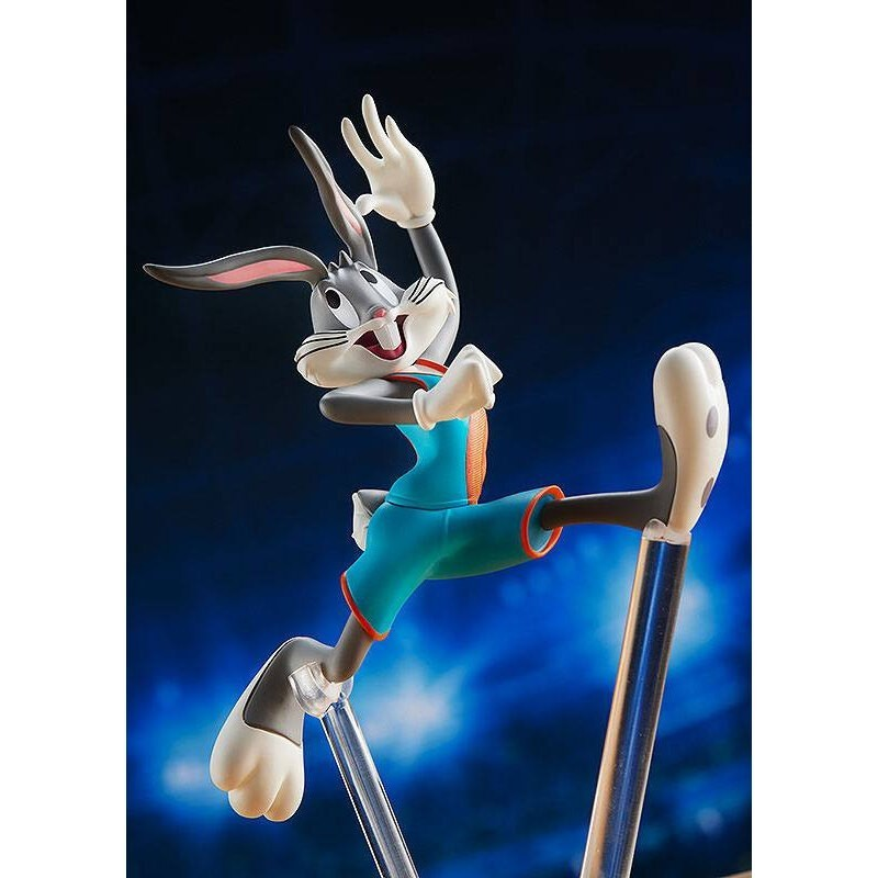 Figura de acción de Bugs Bunny en ropa deportiva azul sobre soportes transparentes con fondo azul.
