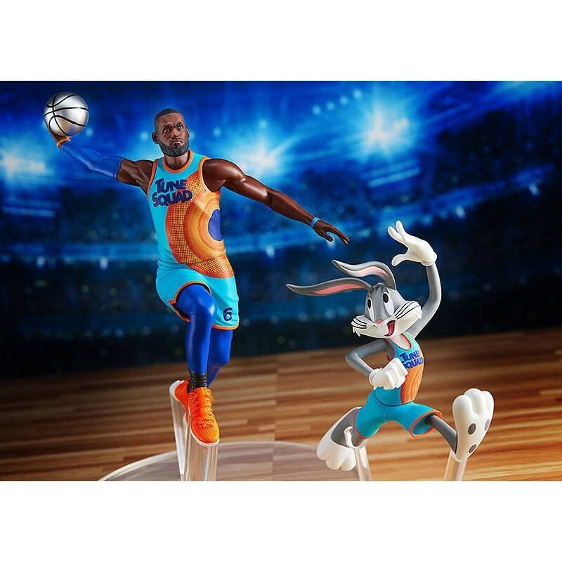 Figuras de acción de LeBron James y Bugs Bunny con camisetas de Tune Squad en una cancha.