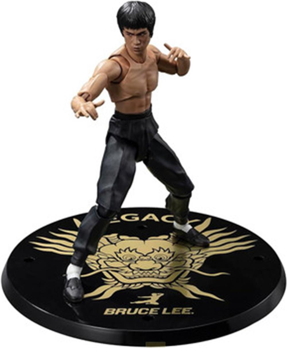 Figura de acción de Bruce Lee en pose de artes marciales sobre soporte negro con dragón dorado.