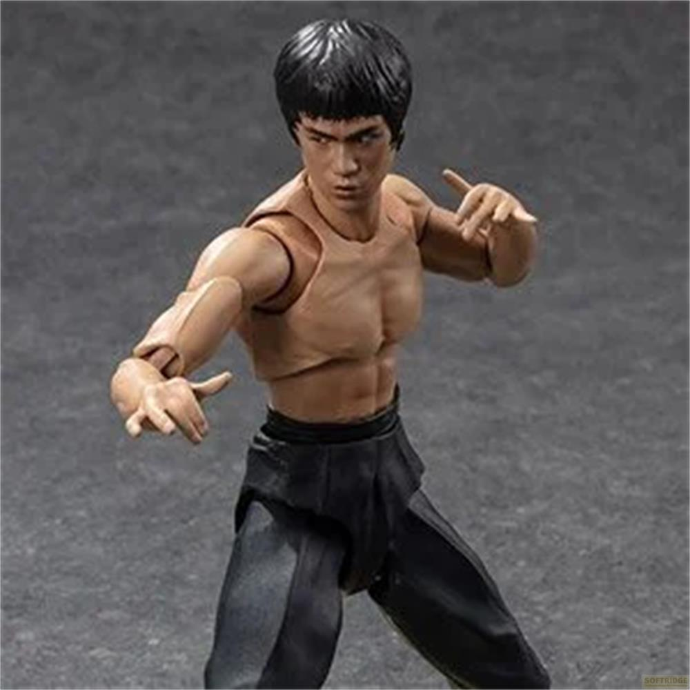 Una figura de acción detallada de Bruce Lee en postura de artes marciales con pantalones negros.