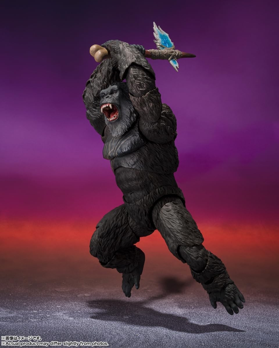 Figura de acción de King Kong levantando un hacha ante un fondo rojo y púrpura.