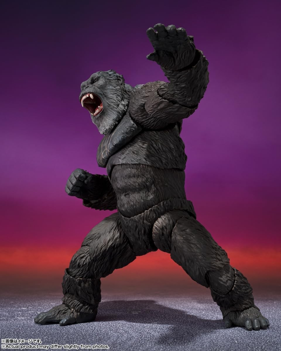 Figura de acción de King Kong con la boca abierta y la mano levantada sobre un fondo morado y naranja.