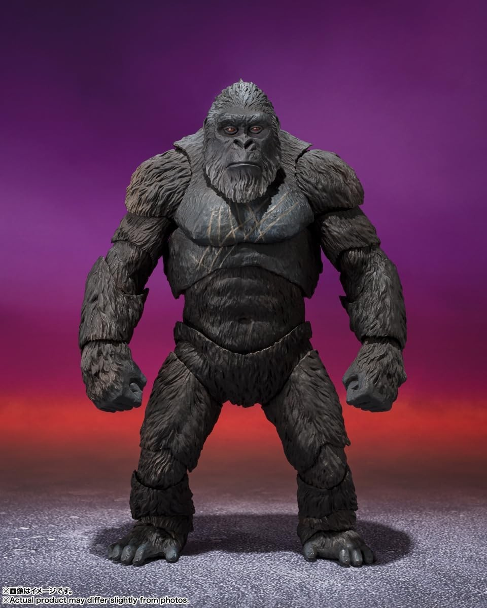 Una figura de acción detallada de King Kong se encuentra en una superficie gris contra un fondo degradado.