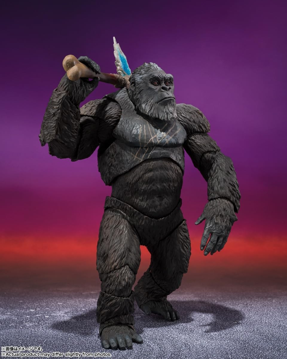 Figura de acción de Kong con armadura y hacha de hueso sobre fondo morado.