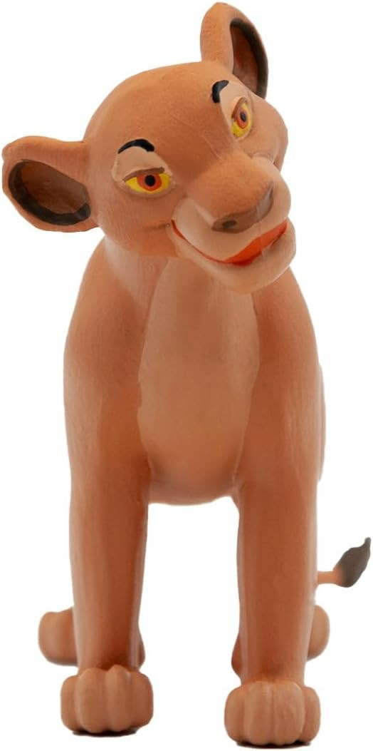 Una pequeña figura de juguete de una leona con ojos amarillos sobre fondo blanco.