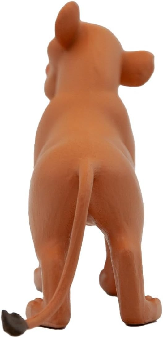 Vista trasera de una figura de cachorro de león marrón sobre fondo blanco.