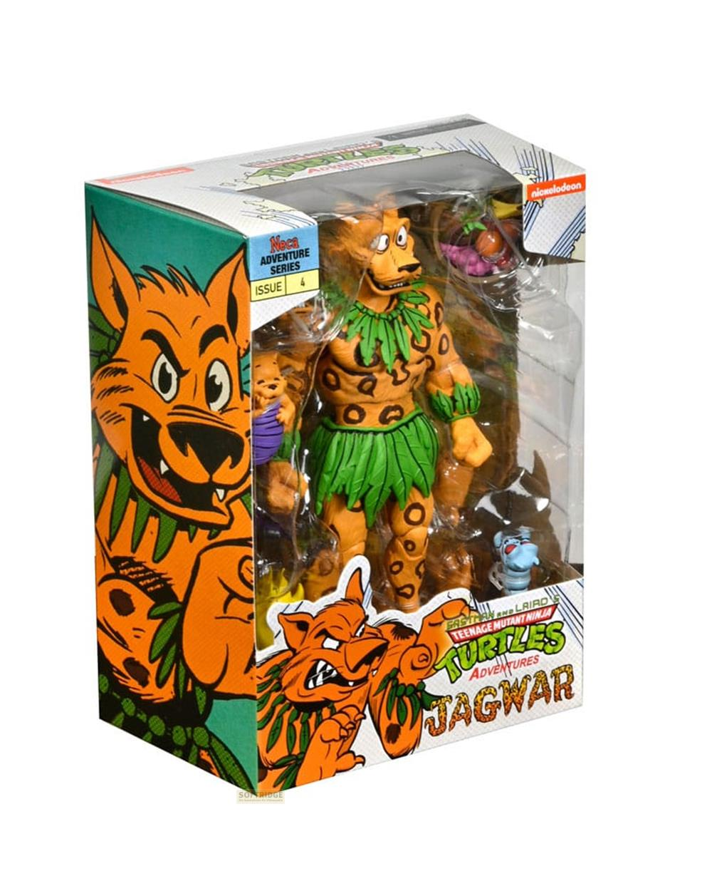 Una figura de acción de Jagwar naranja con falda de hierba verde en una caja decorada.