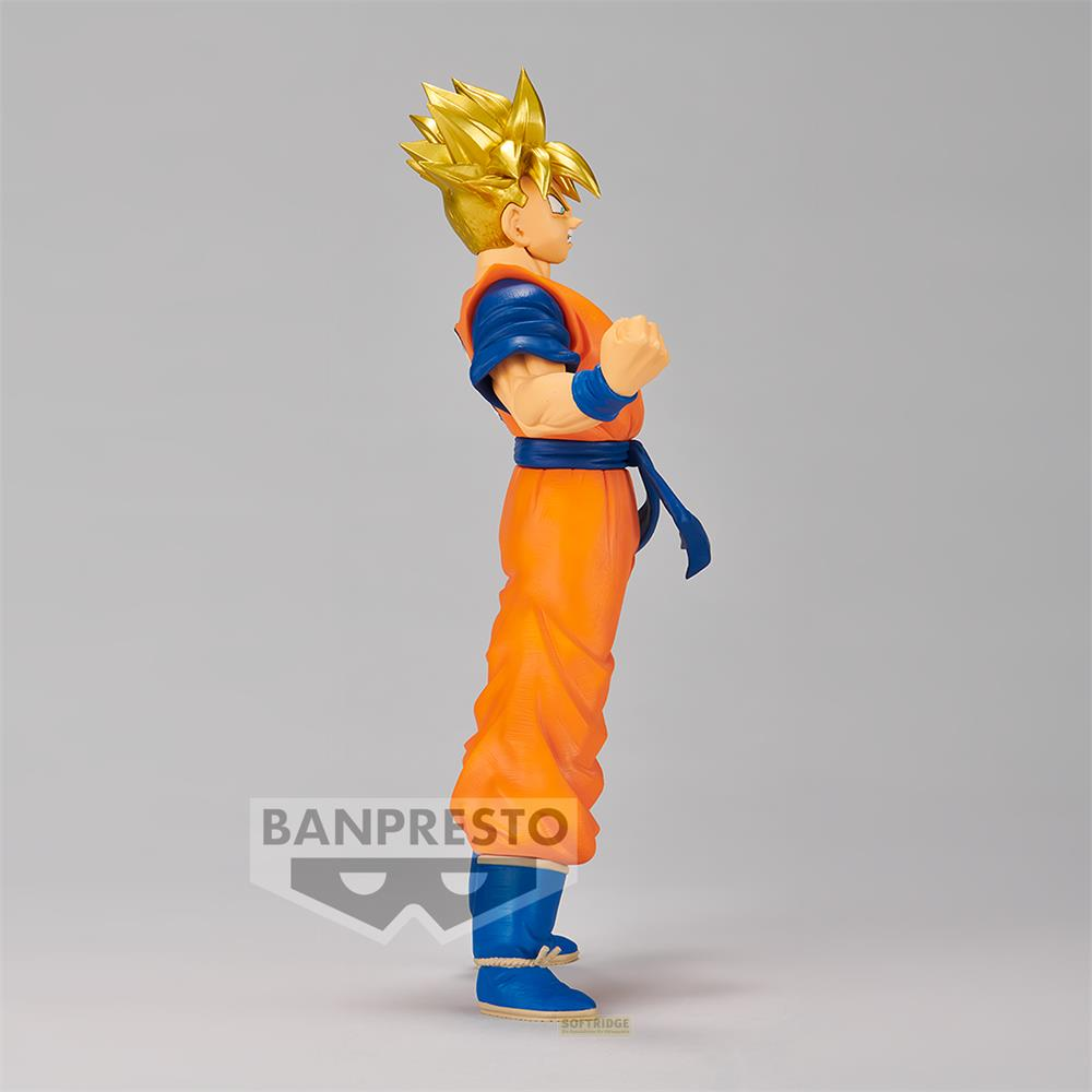 Vista lateral de una figura de acción de Goku con gi naranja y azul y cabello dorado.