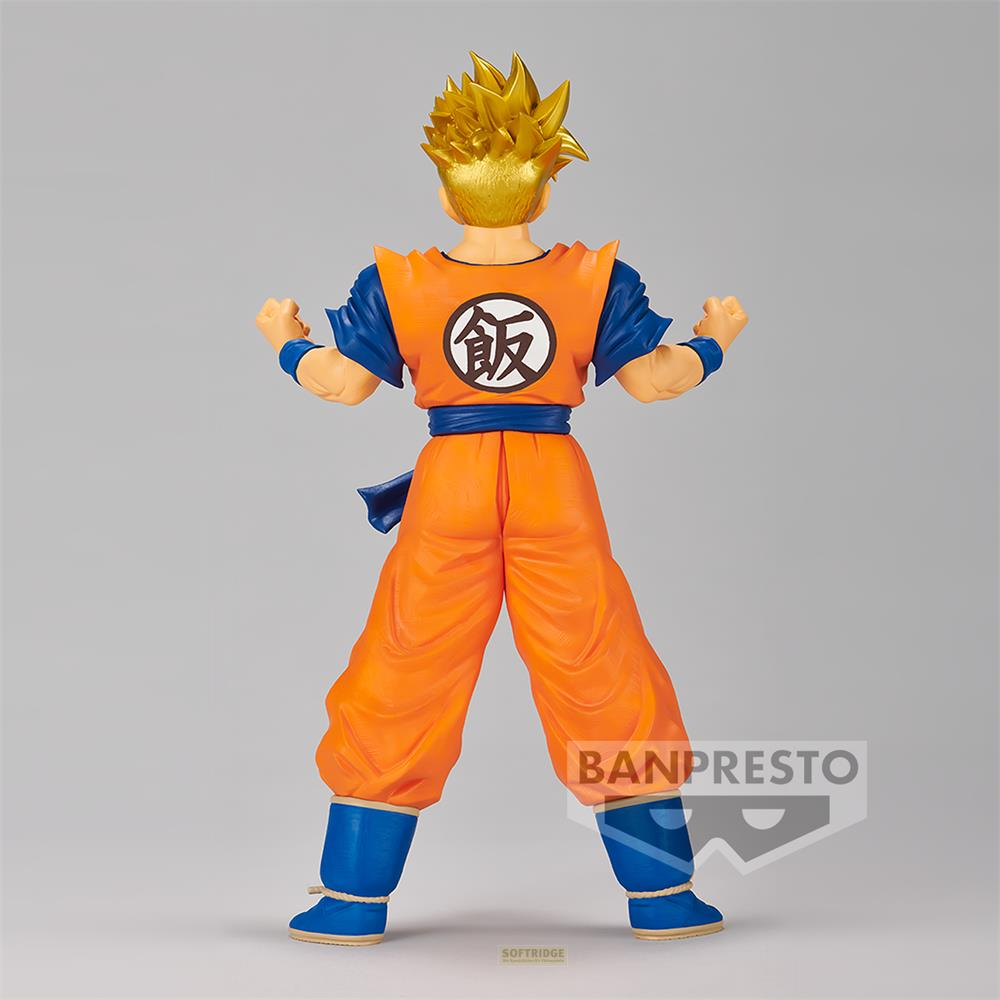 Vista trasera de una figura de anime con cabello rubio puntiagudo, gi naranja y un símbolo en la espalda.