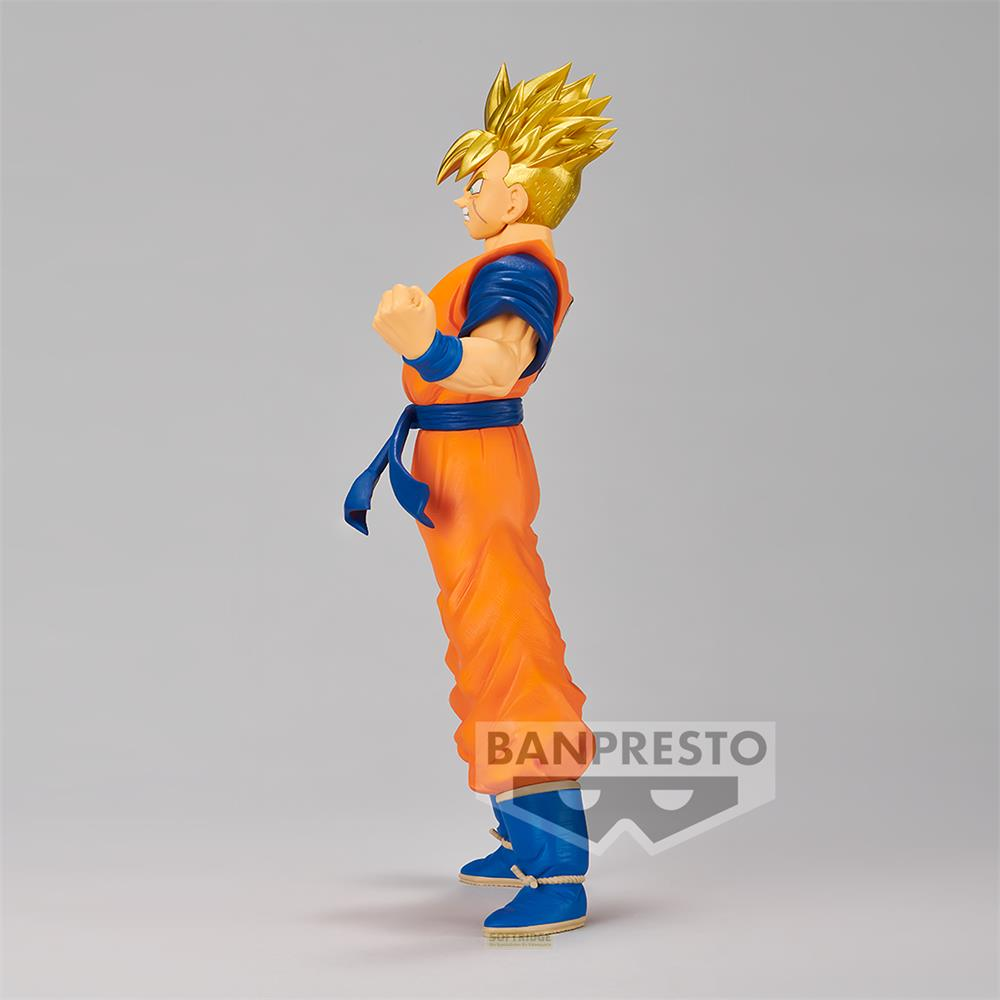 Vista lateral de una figura de Goku en Super Saiyan con cabello rubio en punta, gi naranja y muñequeras y cinturón azules.