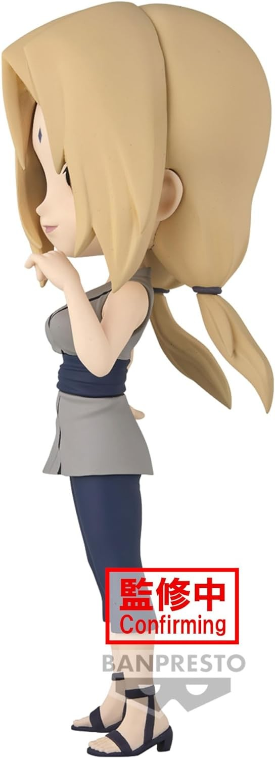 Vista lateral de una figura de anime rubia con top gris, pantalones azules y sandalias sobre fondo blanco.