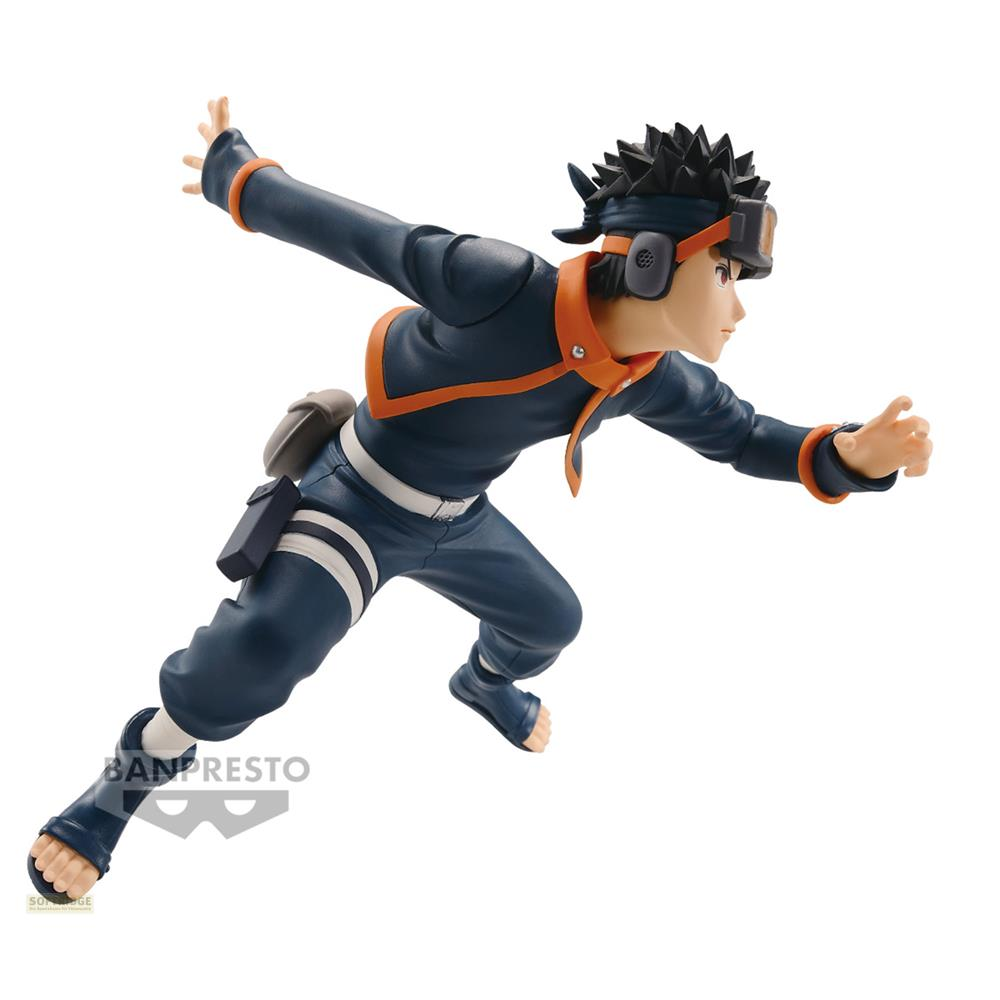 Figura de acción de anime con traje azul y detalles naranjas corre en una pose dinámica sobre fondo blanco.