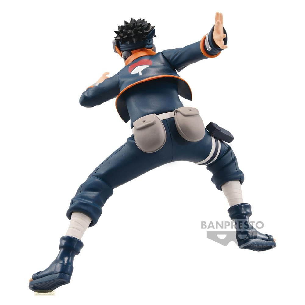 Vista trasera de una figura de Naruto en traje azul con símbolo Uchiha, en postura de combate.