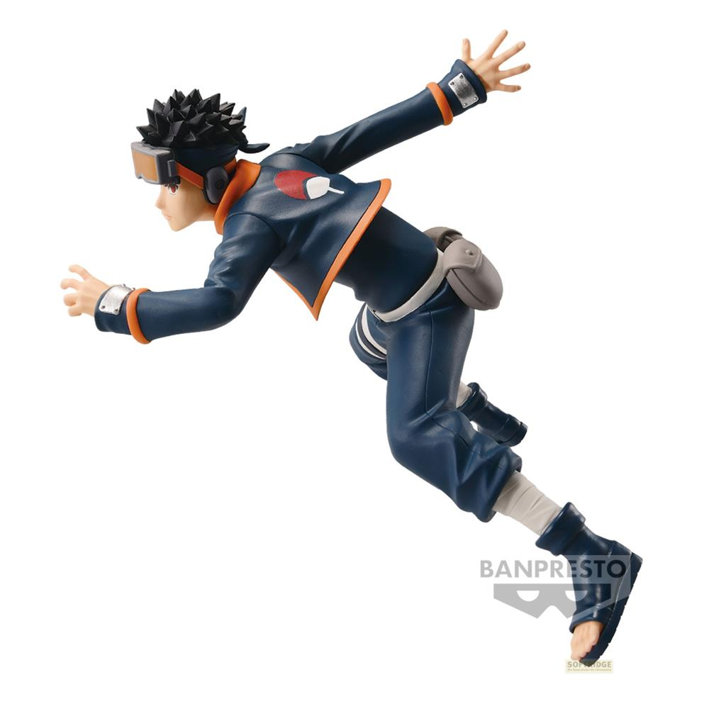 Una figura de anime de Obito Uchiha saltando hacia adelante en una pose dinámica, con traje azul oscuro y detalles naranjas.