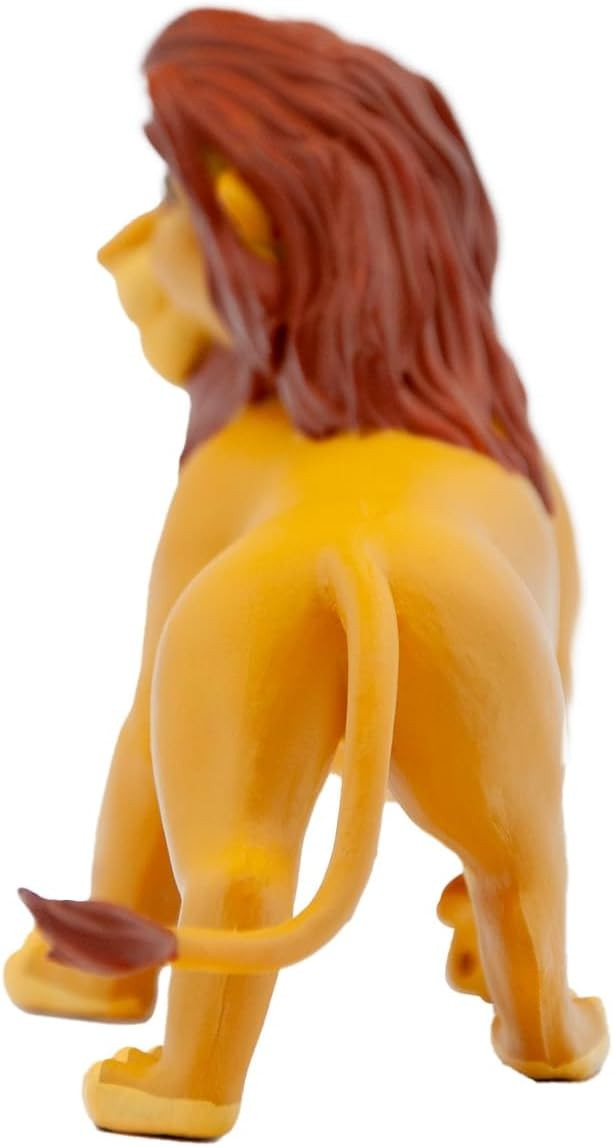 Vista trasera de una pequeña figura de león amarillo con melena marrón sobre fondo blanco.