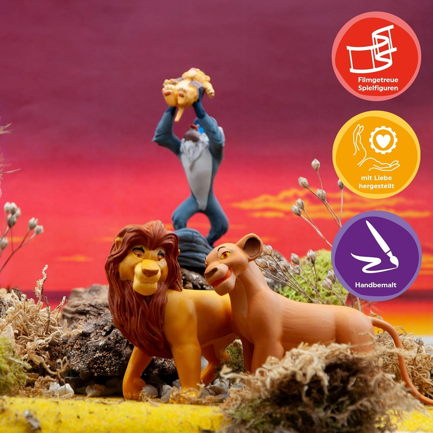 Figuras de El Rey León incluyendo a Simba, Nala, Mufasa y Rafiki en terreno rocoso con atardecer de fondo.