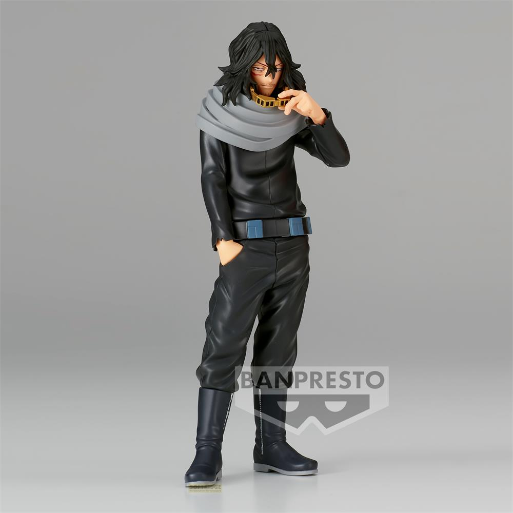 Figura de anime de Shota Aizawa con traje negro, bufanda gris y gafas en la mano sobre fondo claro.